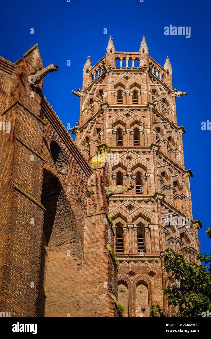 Vue sur l'église en brique du couvent des Jacobins, à Toulouse, en France, avec son clocher gothique du sud et ses gargouilles Banque D'Images