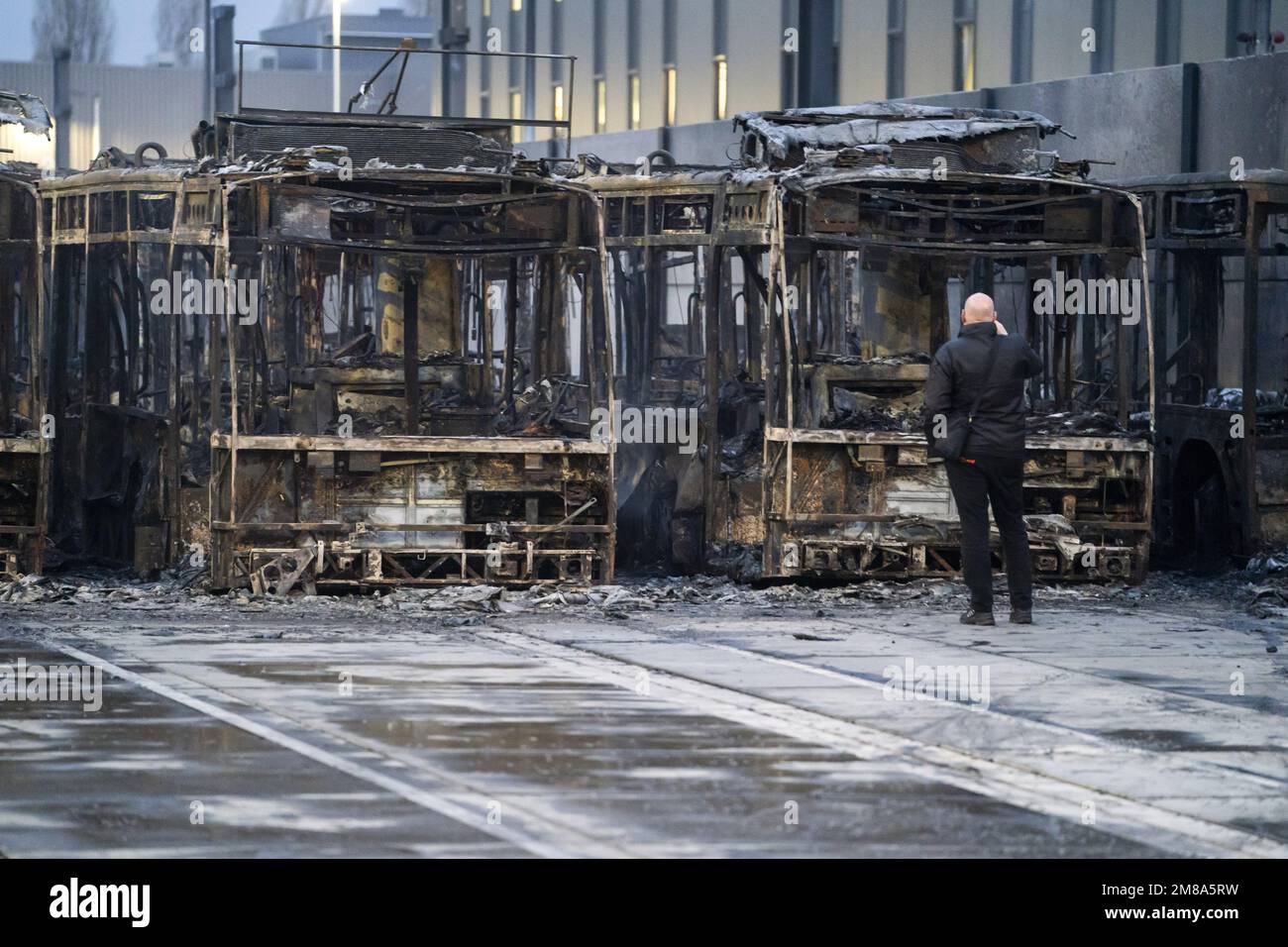 UTRECHT - de nombreux bus ont été endommagés lors d'un incendie dans le hangar de bus de Westraven à Utrecht. L'incendie a des conséquences majeures sur le transport en bus autour d'Utrecht. ANP JEROEN JUMELET pays-bas sortie - belgique sortie Banque D'Images