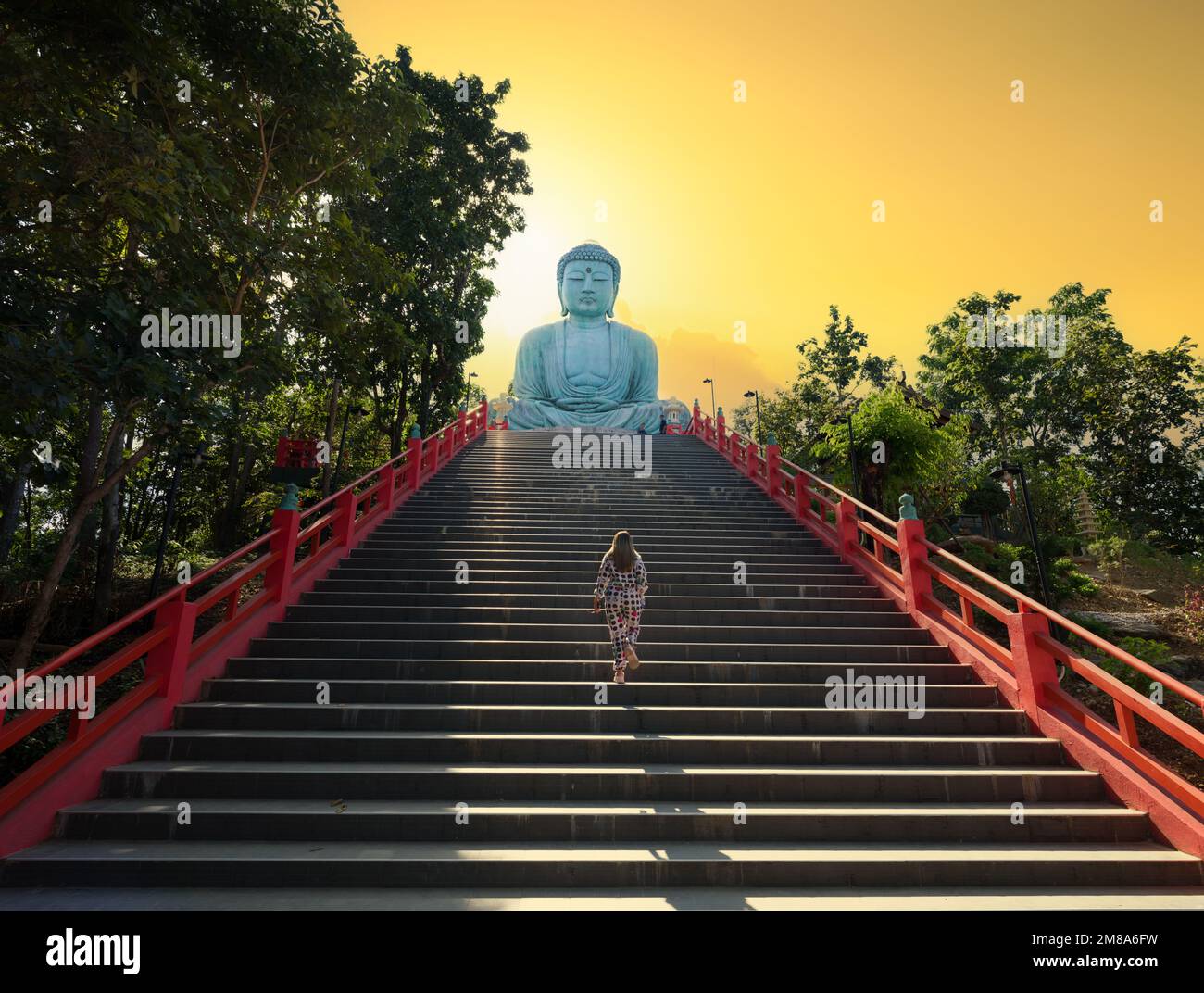 Grande statue de Bouddha ou Kamakura Daibutsu au coucher du soleil. Les escaliers ornés du temple. Célèbre grande statue de Bouddha à l'intérieur de Wat Phra que Doi Phra Chan temple. Banque D'Images