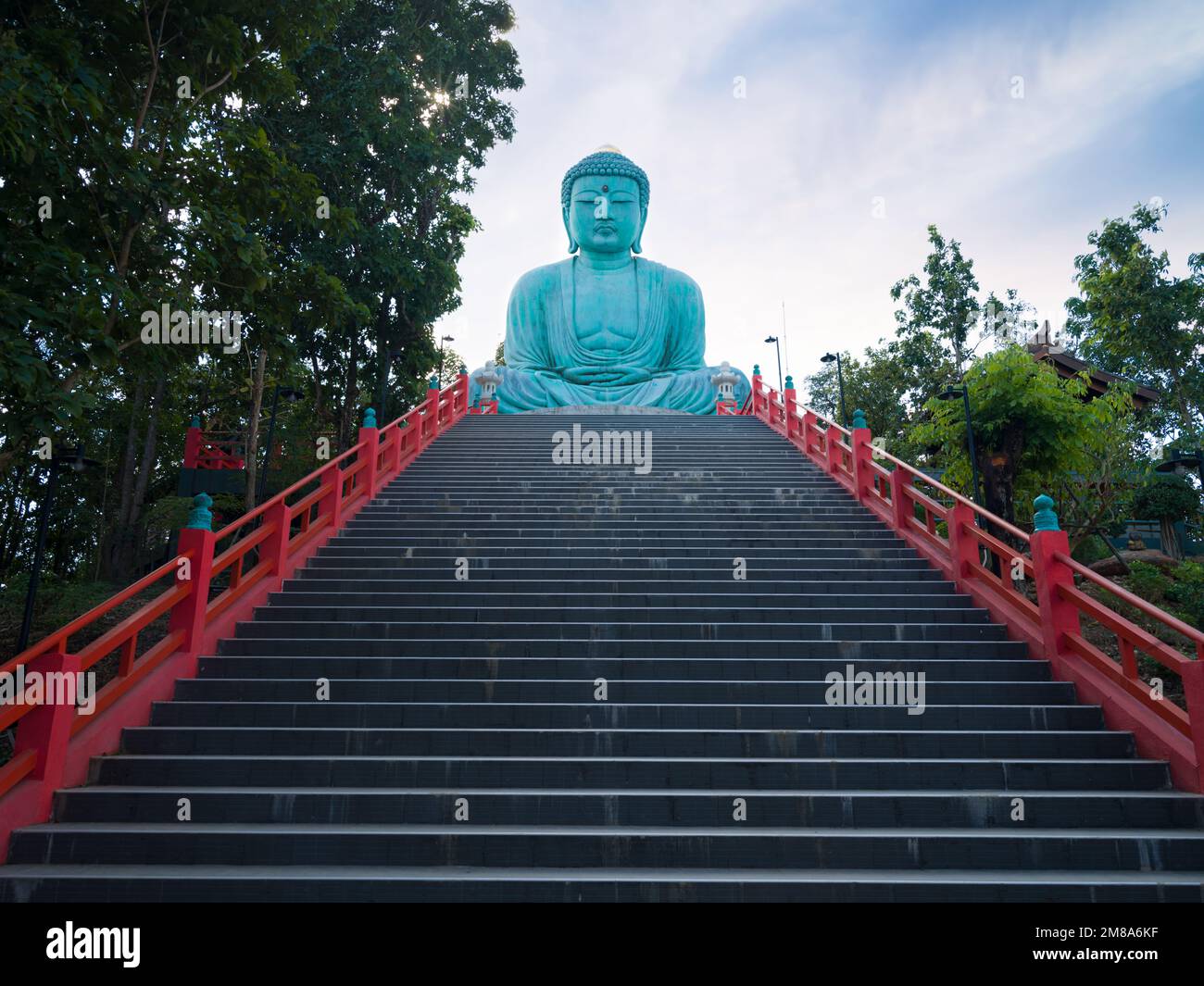 grande-statue-de-bouddha-ou-kamakura-daibutsu-midi-les-grands
