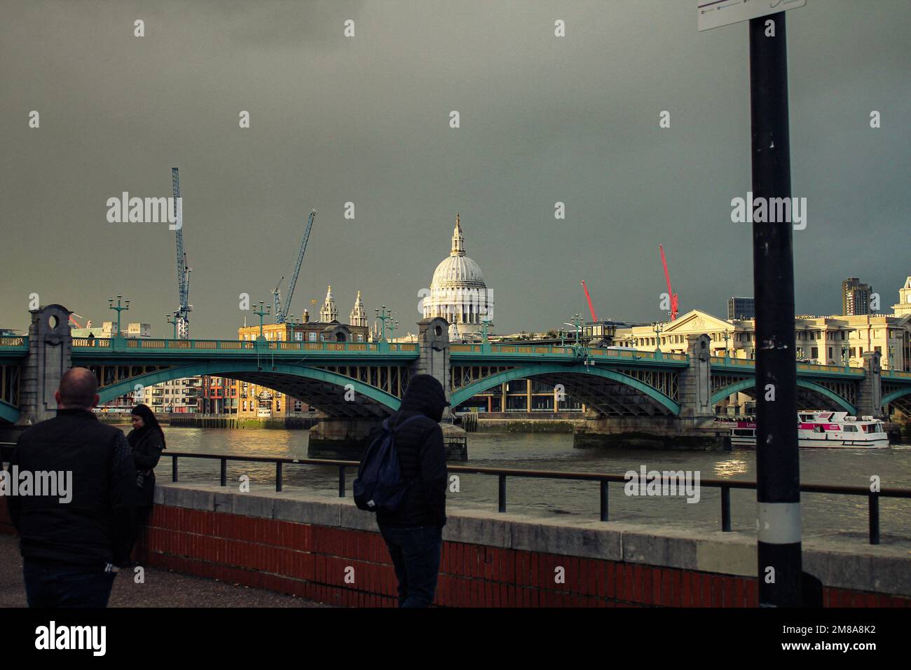 Une scène de Londres avec le pont de Westminster au-dessus de la Tamise et une cathédrale de St. Paul sous un ciel nuageux au Royaume-Uni Banque D'Images