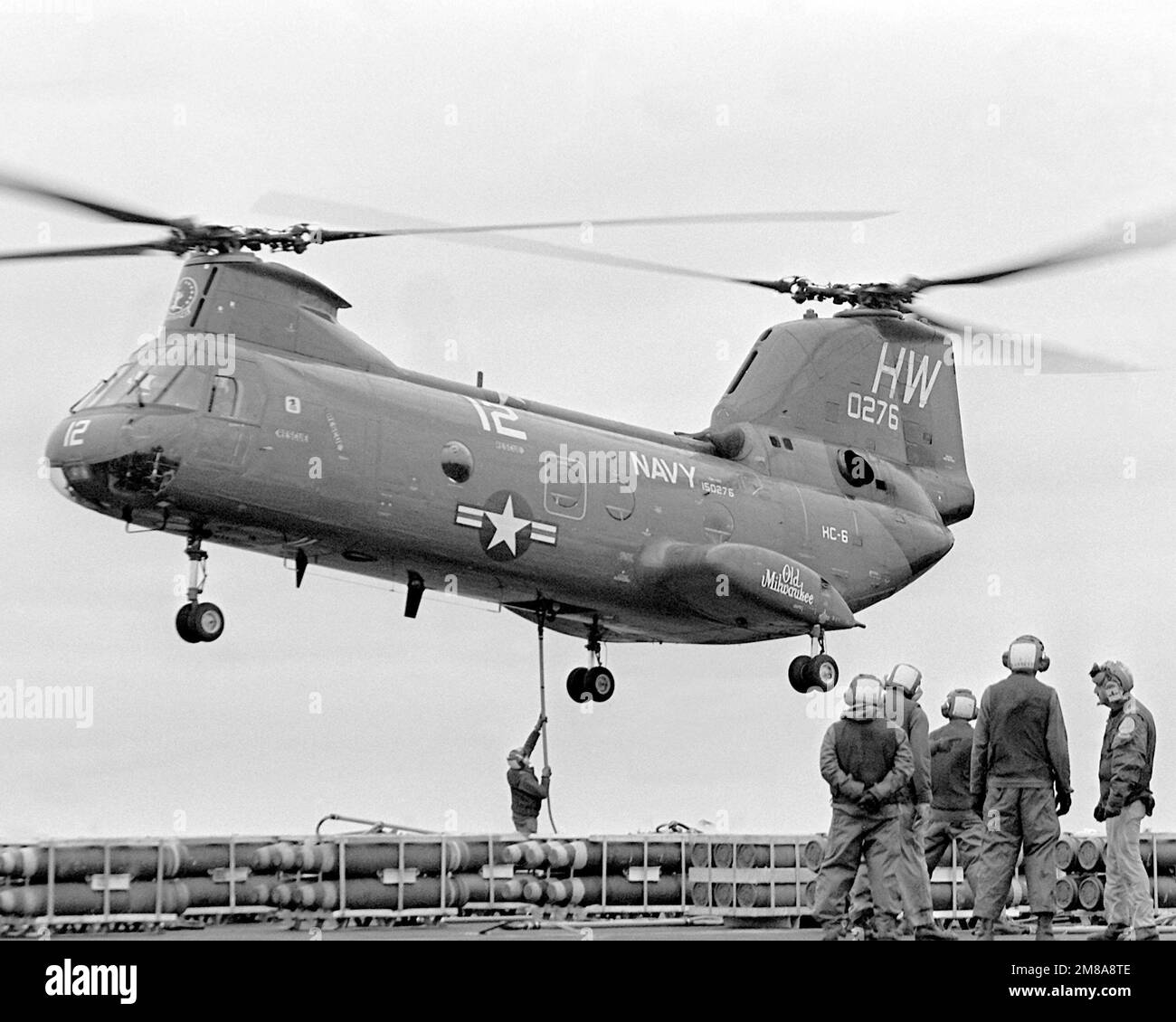 Un hélicoptère de soutien au combat 6 (HC-6) UH-46A Sea Knight survole le  pont de vol du porte-avions USS FORRESTAL (CV-59) alors qu'un rempart de  pont atteint pour attacher une élingue à