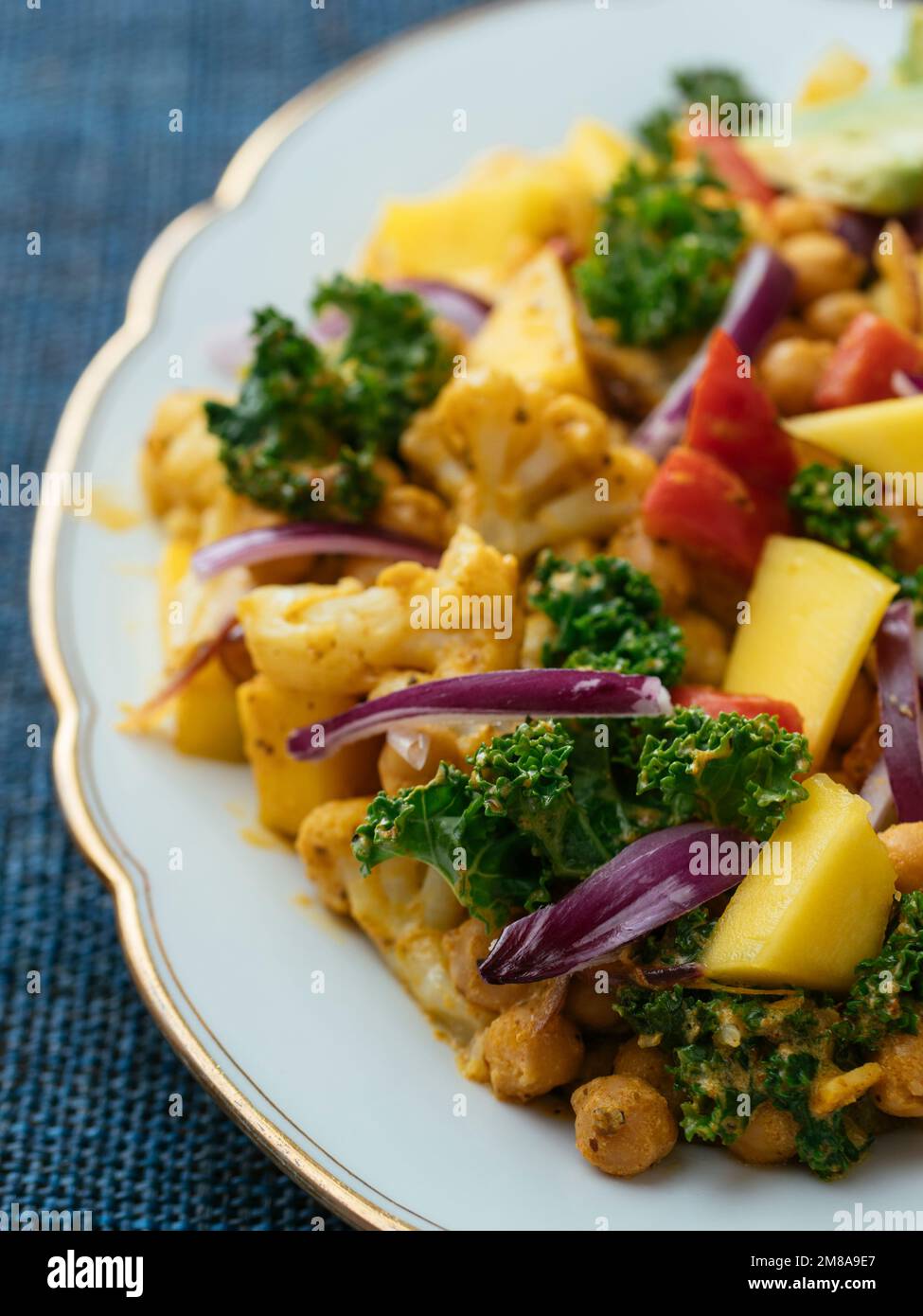 Pois chiches, curry De Chou-Fleur avec Kale et Mango Banque D'Images