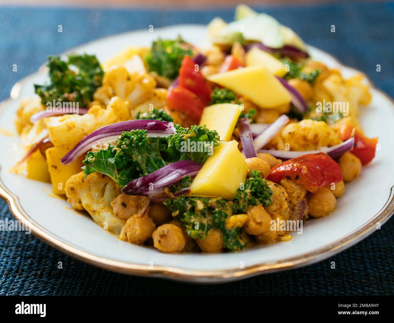 Pois chiches, curry De Chou-Fleur avec Kale et Mango Banque D'Images