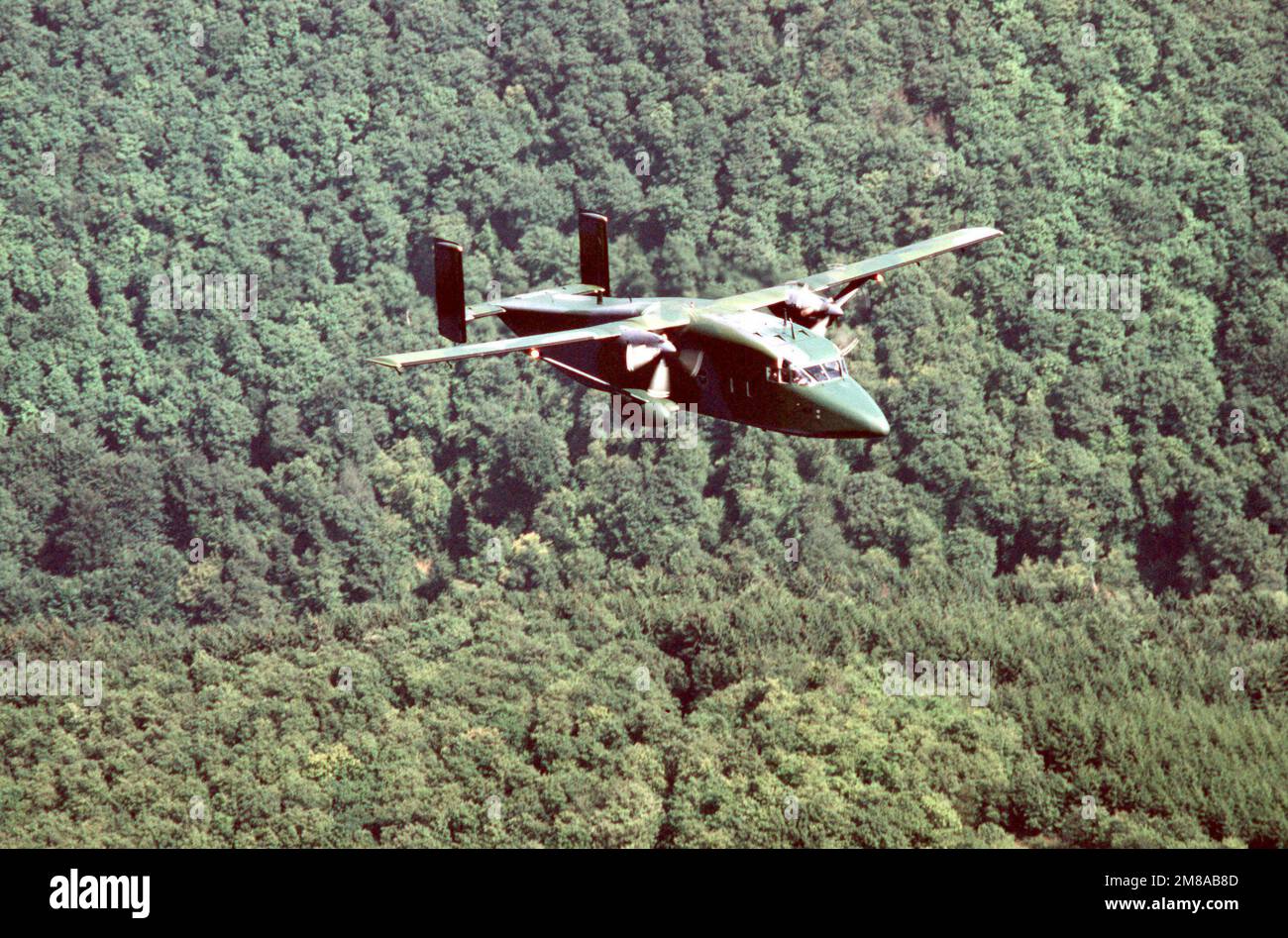Un avion C-23A Sherpa de l'escadron de transport aérien militaire 10th  survole la vallée du Rhin au cours d'un vol hors de la base aérienne de  Zweibrucken, Allemagne de l'Ouest. Pays: République