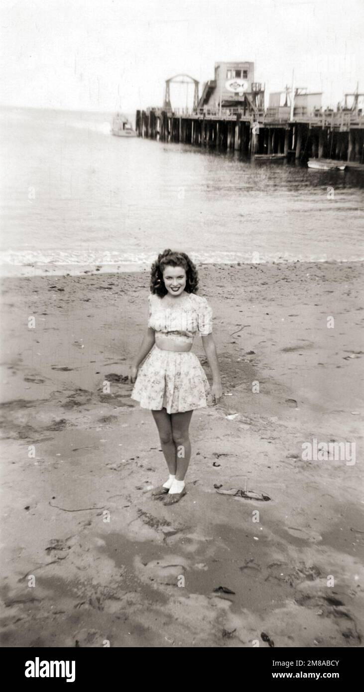 Marilyn Monroe photo personnelle - Norma Jeane à la plage sur l'île de Catalina. (1940) Banque D'Images