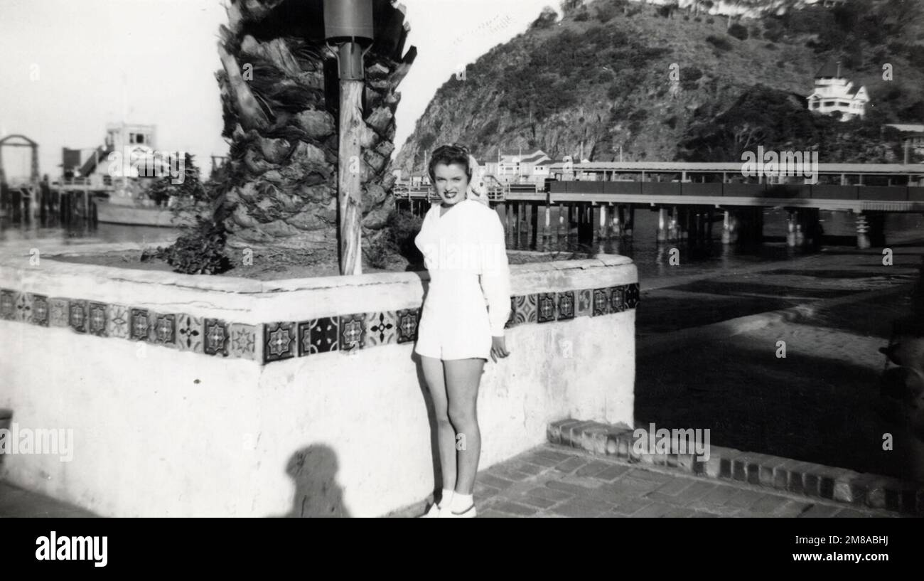 Norma Jeane (future Marilyn Monroe) pose à l'île Catalina, 1945 Banque D'Images