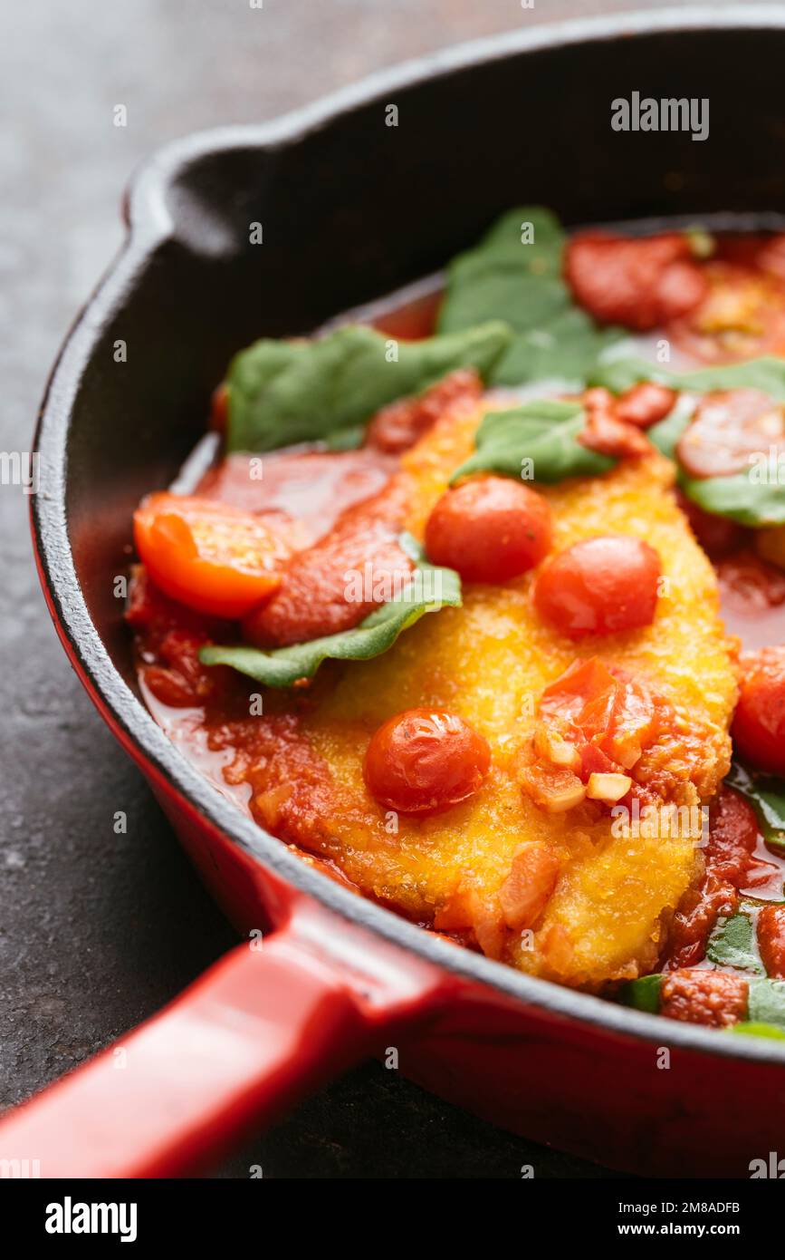 Filets de Chickun végétaliens avec tomates cerises et épinards Banque D'Images