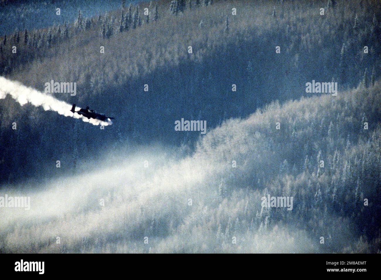 Un avion Thunderbolt A-10 exécute une course de stratification sur la gamme Yukon pendant l'exercice d'entraînement de soutien aérien de près ARCTIC THUNDER '88. Objet opération/série: ARCTIC THUNDER '88 base: Eielson Air Force base État: Alaska (AK) pays: États-Unis d'Amérique (USA) Banque D'Images