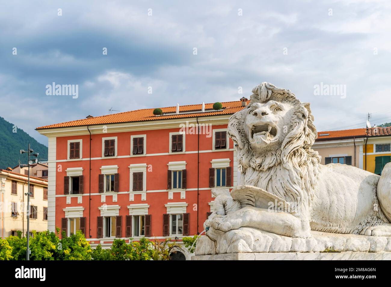 Un des lions de marbre de la Piazza Aranci, centre historique de Massa, en Italie Banque D'Images