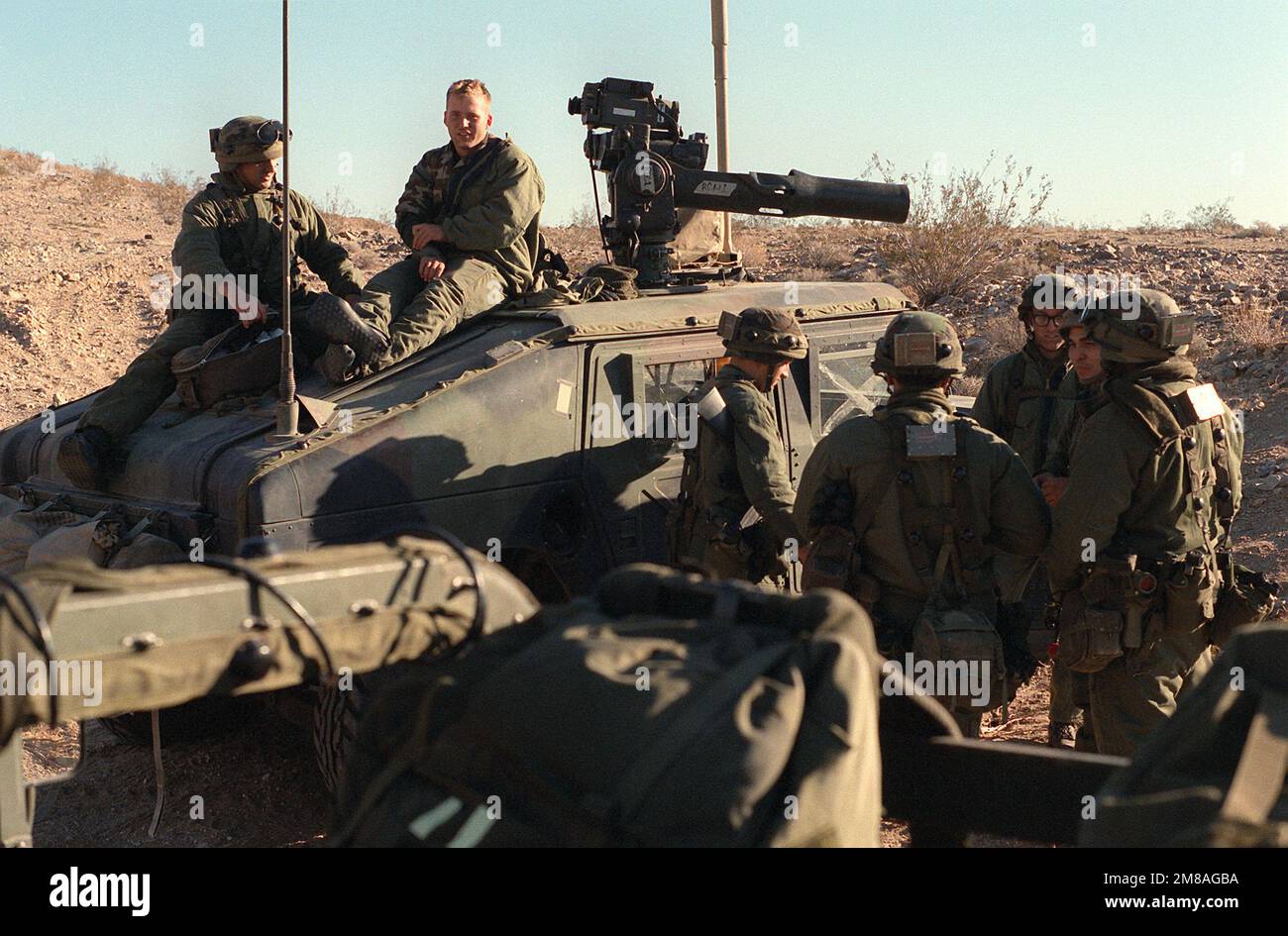 Au cours d'un exercice au Centre national d'entraînement, les membres d'une unité antichar du XVIII Airborne corps se rassemblent autour d'un M966 porte-armes antichar à bord d'un tube, à suivi optique, guidé par fil (TOW), une variante du véhicule à roues polyvalent haute mobilité M998 (HMMWV). Le lanceur DE REMORQUAGE au sommet du véhicule est équipé d'UN SYSTÈME DE vision nocturne AN/TAS-4A. Base: Fort Irwin État: Californie (CA) pays: États-Unis d'Amérique (USA) Banque D'Images Au cours d'un exercice au Centre national d'entraînement, les membres d'une unité antichar du XVIII Airborne corps se rassemblent autour d'un M966 porte-armes antichar à bord d'un tube, à suivi optique, guidé par fil (TOW), une variante du véhicule à roues polyvalent haute mobilité M998 (HMMWV). Le lanceur DE REMORQUAGE au sommet du véhicule est équipé d'UN SYSTÈME DE vision nocturne AN/TAS-4A. Base: Fort Irwin État: Californie (CA) pays: États-Unis d'Amérique (USA) Banque D'Images