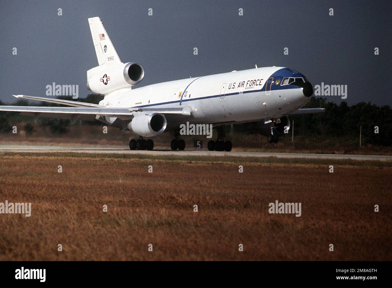 Un avion de prolongement KC-10A part à la suite de la conclusion de l'exercice conjoint de la Force aérienne royale thaïlandaise et américaine Commando West 89-1. Objet opération/série : COMMANDO WEST 89-1 base : base aérienne de Korat Royal Thai pays : Thaïlande (THA) Banque D'Images