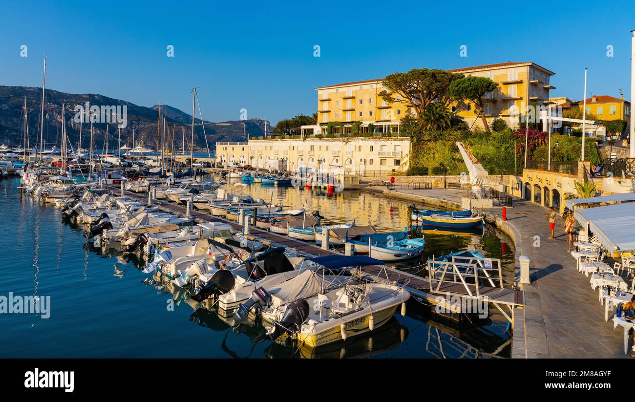 Saint Jean Cap Ferrat, France - 3 août 2022 : port et port de plaisance de la station balnéaire de Saint-Jean-Cap-Ferrat sur le cap Ferrat sur la Côte d'Azur Banque D'Images