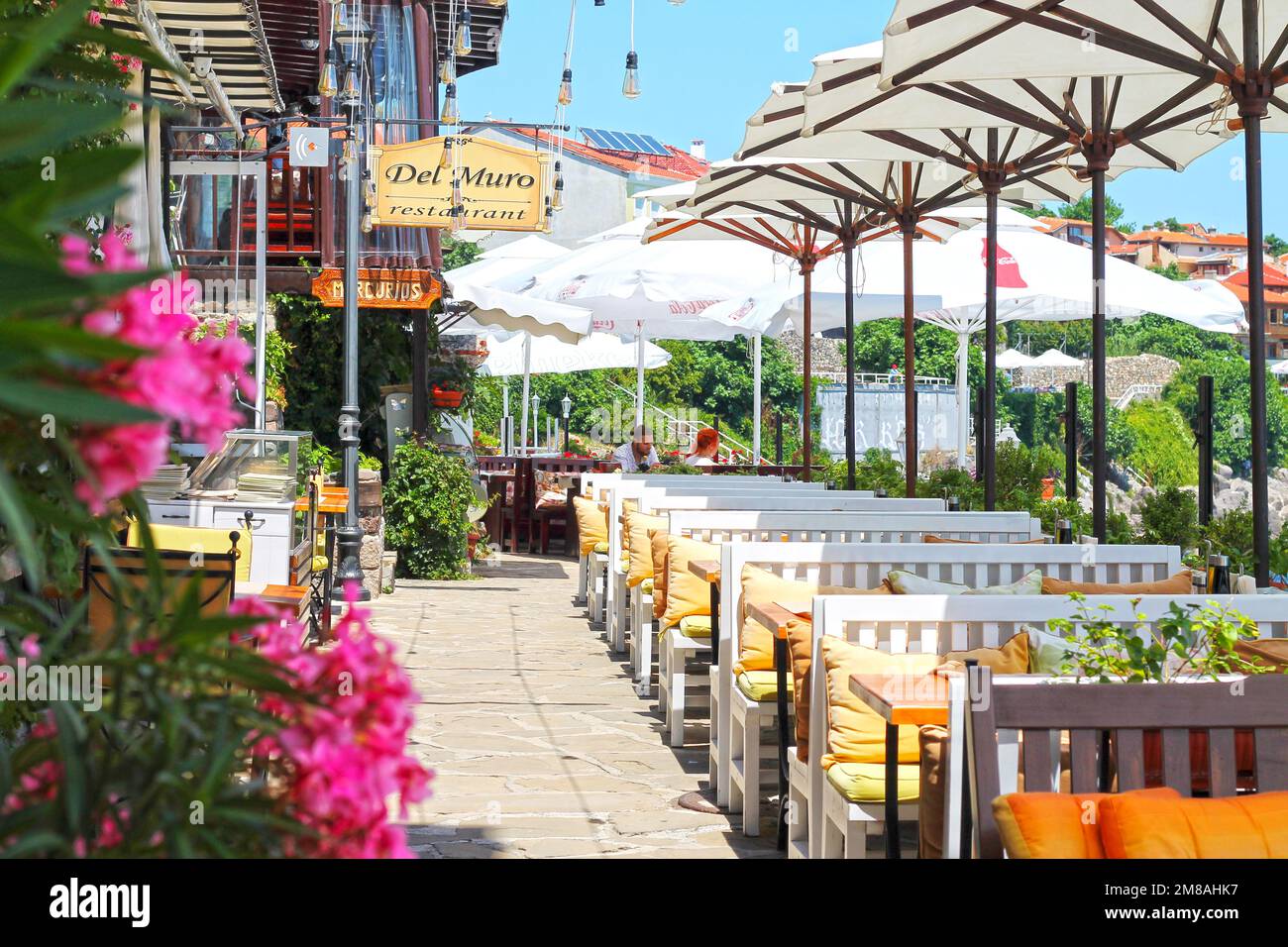 Vue sur la rue avec restaurant en plein air dans la vieille ville. Bulgarie, Sozopol. Banque D'Images