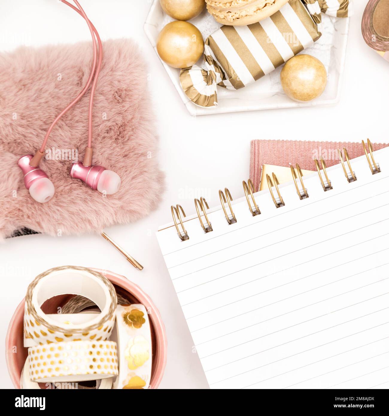 Bureau féminin avec papeterie or et rose comprenant un clavier et une souris Banque D'Images