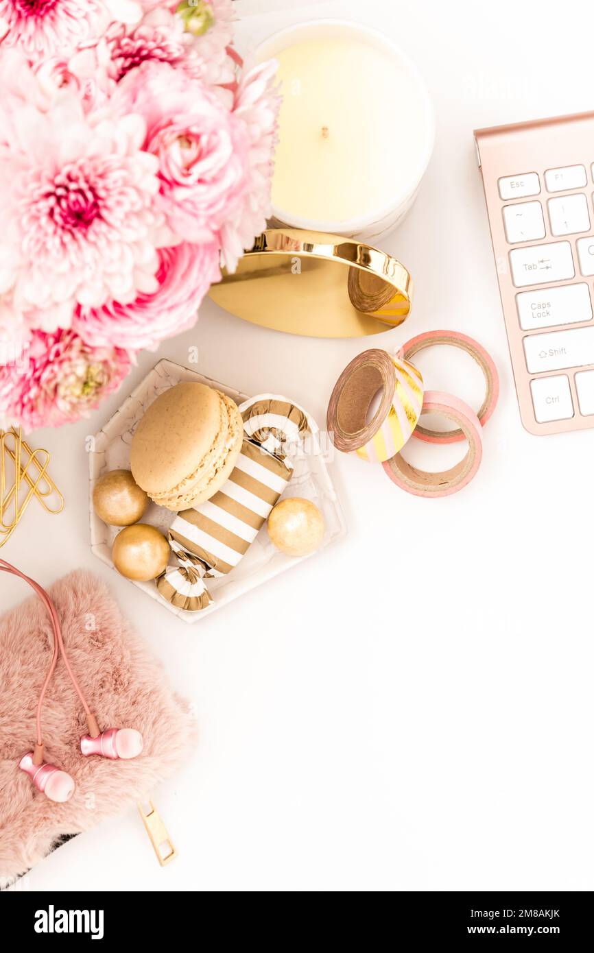 Bureau féminin avec papeterie or et rose comprenant un clavier et une souris Banque D'Images