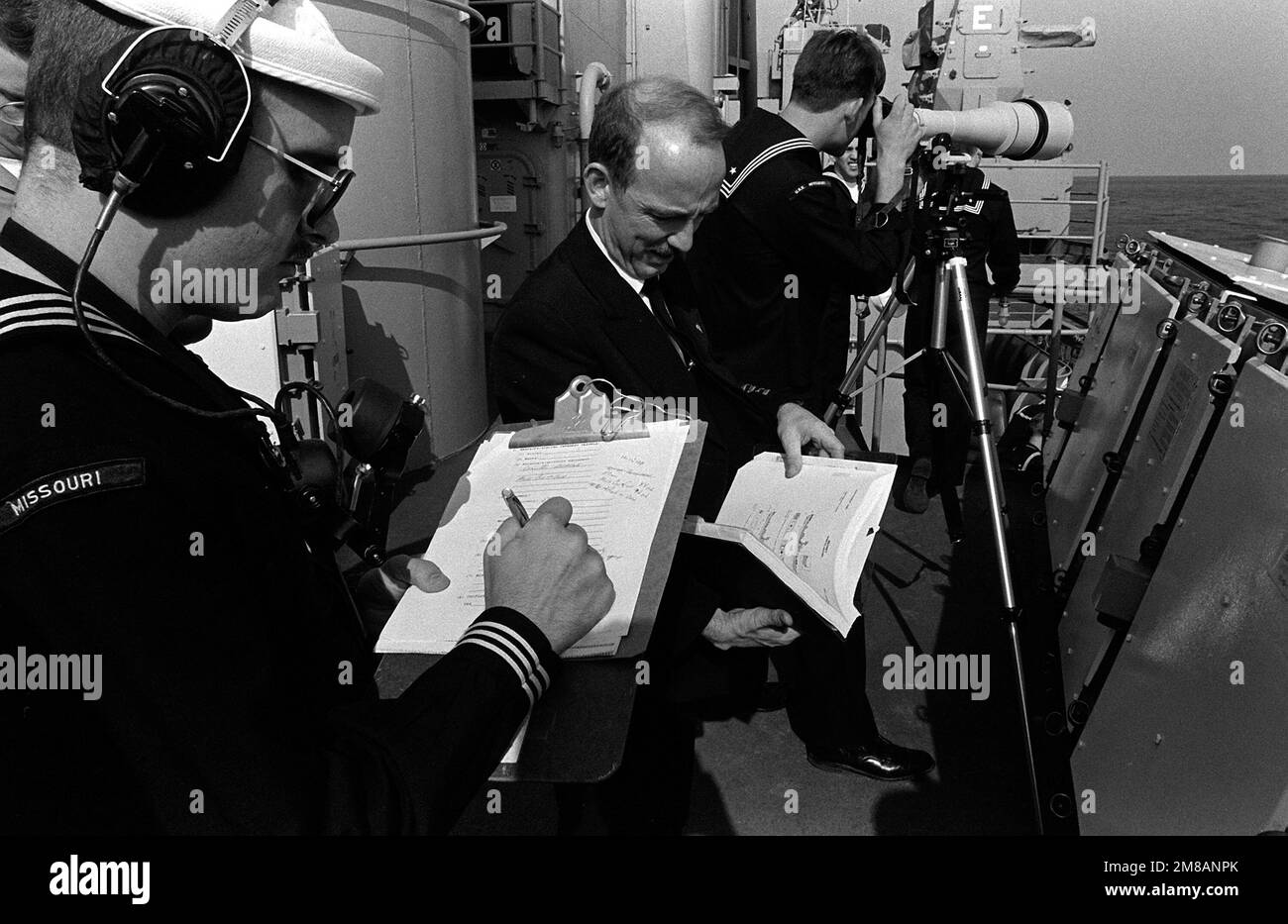 L'équipe de renseignement à bord du cuirassé USS MISSOURI (BB-63) vérifie les informations lorsqu'elle observe un navire de collection de renseignement soviétique qui observe le MISSOURI. Pays : Océan Pacifique (POC) Banque D'Images