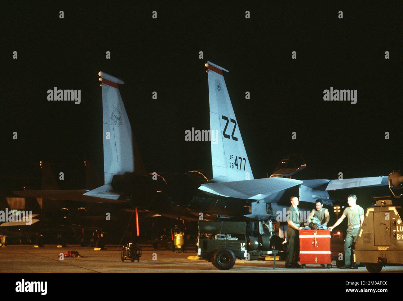 Les membres de l'équipage d'entretien sont au service d'un avion d'escadre tactique F-15 Eagle 18th pendant les opérations de nuit. L'avion est en préparation pour participer à l'exercice COPE Thunder 89-5. Objet opération/série: COPE THUNDER 89-5 base: Clark Air base État: Luzon pays: Philippines (PHL) Banque D'Images