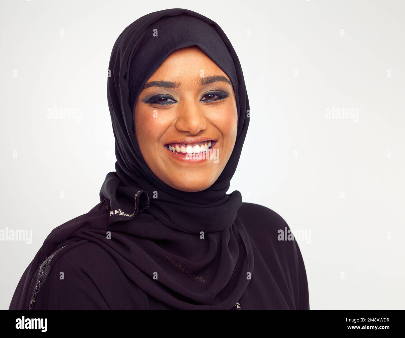 Portrait, islamique et beauté avec une femme en studio sur fond gris pour  la religion sainte ou la croyance en dieu. Visage, soin de la peau et  maquillage avec un musulman Photo