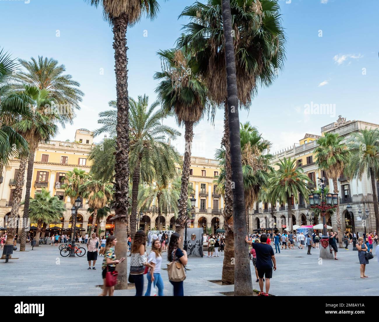 Barcelone, Espagne - 6 juillet 2017: Vue de jour de la place de la célèbre Placa à Barcelone, Espagne. Banque D'Images