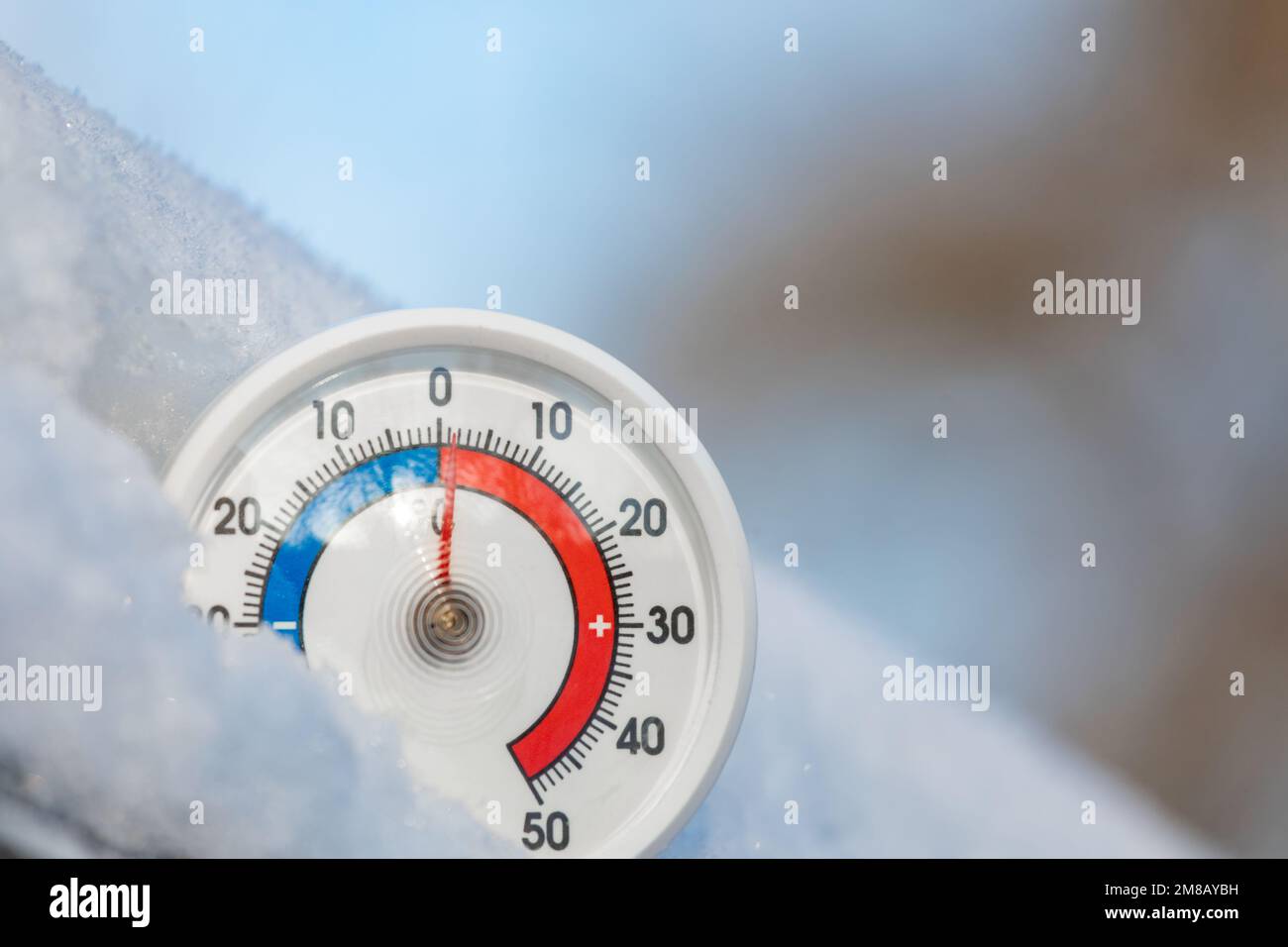 Thermomètre avec échelle celsius dans la neige et température ambiante de 1 degrés. Concept hiver chaud Banque D'Images