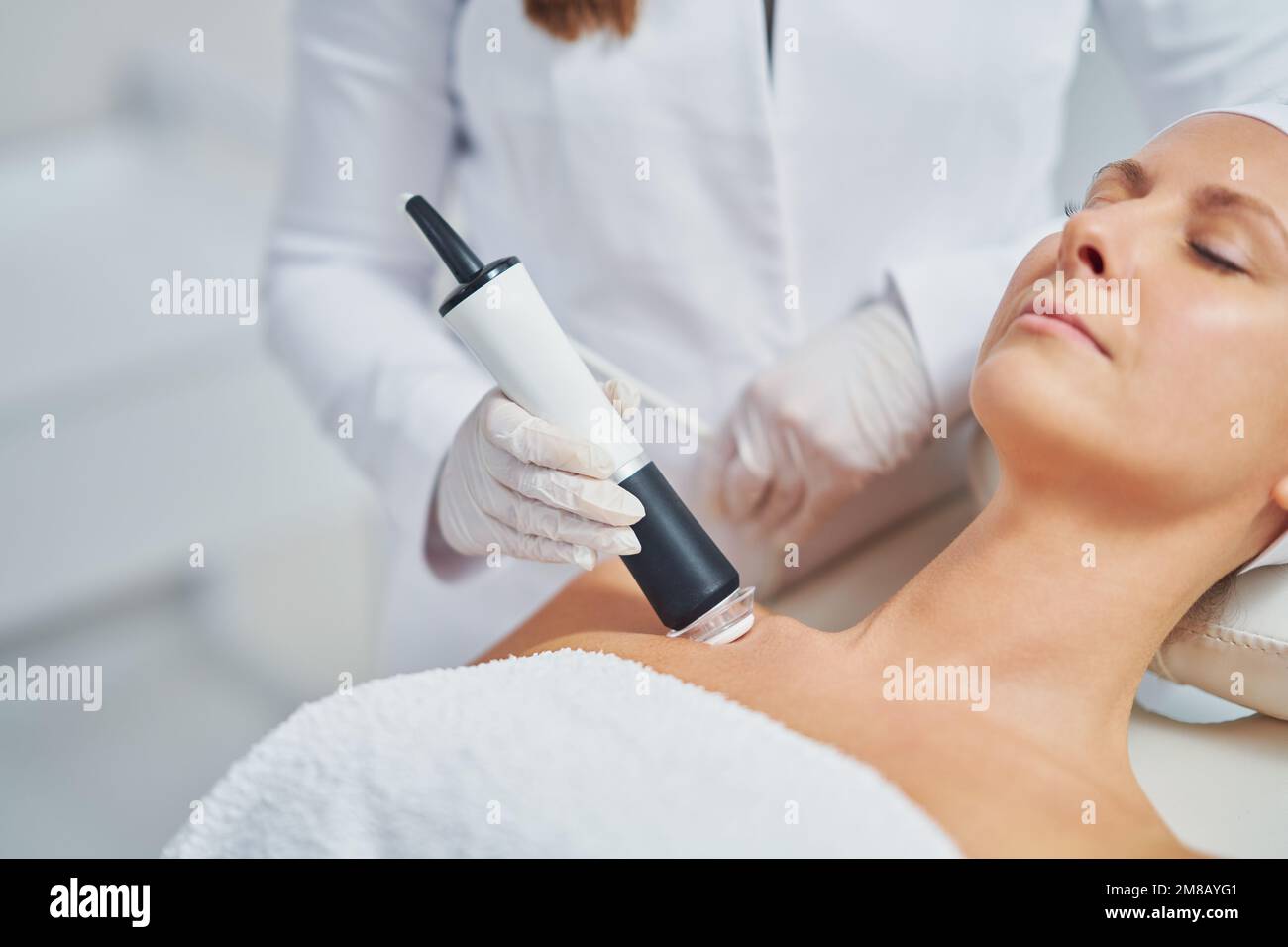 Femme dans un salon de beauté ayant des soins du visage et du corps Banque D'Images