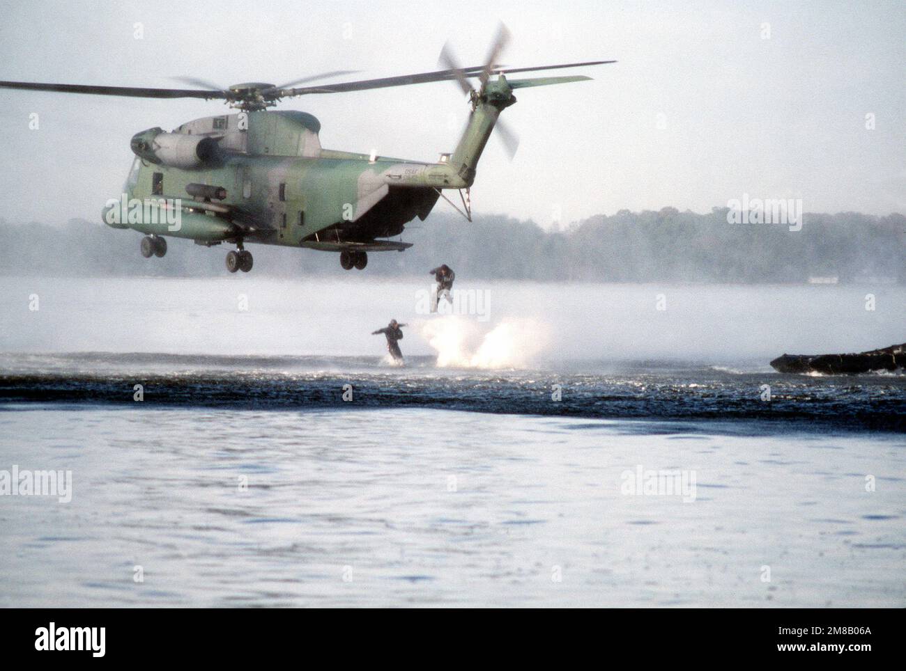 Le personnel des Forces spéciales de l'Armée de terre saute dans une rivière à partir d'un hélicoptère MH-533 Pave Low III de l'escadron des opérations spéciales 20th pendant Jaguar Bite '89, un exercice conjoint Armée-Force aérienne mené par les États-Unis Commande opérations spéciales. Objet opération/série : JAGUAR BITE '89 État : Caroline du Nord (NC) pays : États-Unis d'Amérique (USA) Banque D'Images