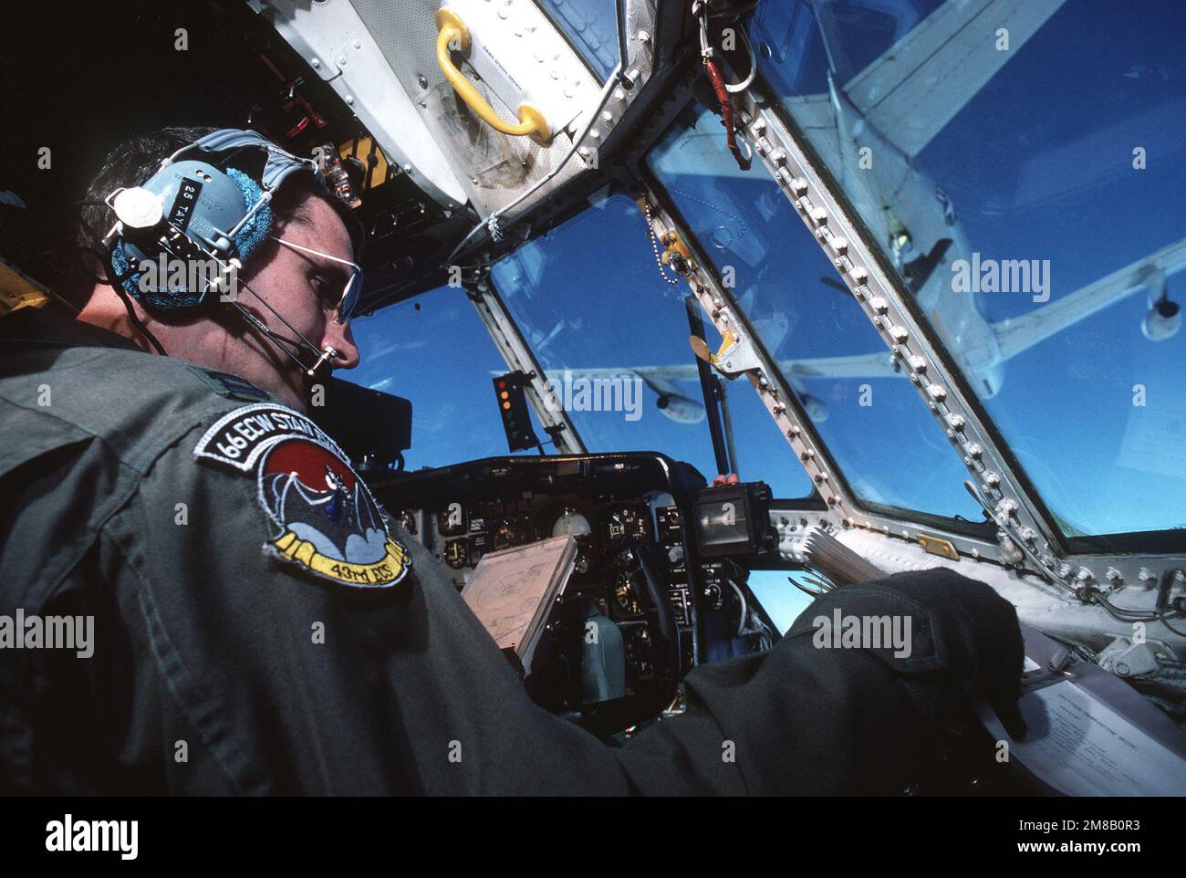 LE CAPT Charles Taylor se réfère à sa liste de contrôle comme étant le pilote qui manœuvre un avion EC-130H Hercules derrière un avion KC-135 Stratotanker pour le ravitaillement. L'EC-130Hs, qui vole sous le nom de projet Compass Call, est modifié pour confondre et perturber. Pays: Allemagne (DEU) Banque D'Images