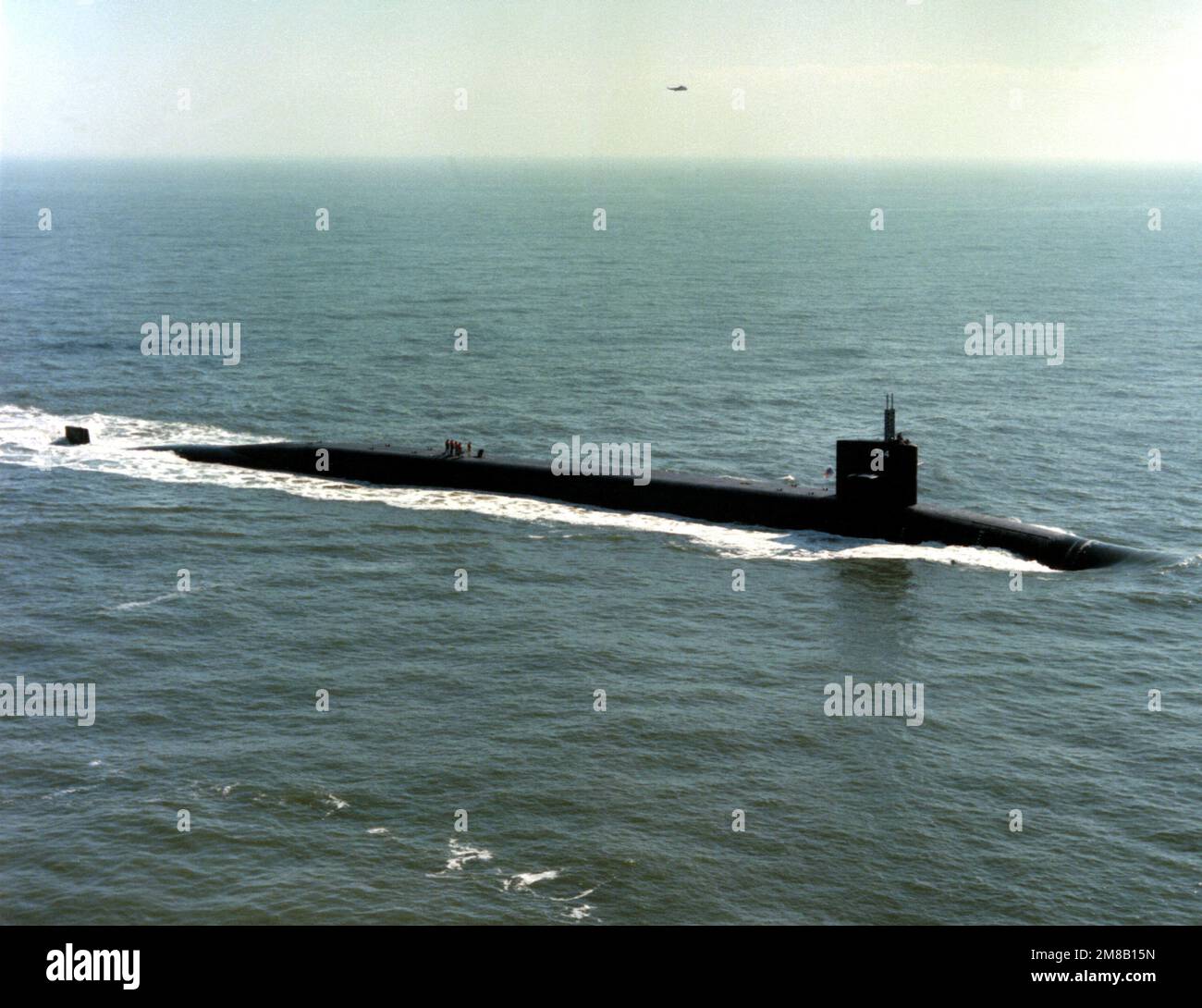 Vue aérienne à tribord de l'arc du sous-marin de missiles stratégiques à propulsion nucléaire USS TENNESSEE (SSBN-734) alors qu'il approche de son nouveau port d'attache de la base sous-marine navale de Kings Bay, en Géorgie Pays: Océan Atlantique (AOC) Banque D'Images