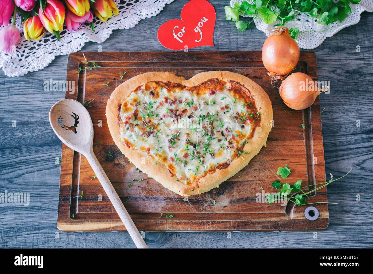 Cœur de pizza italienne maison pour vous avec des ingrédients frais. Banque D'Images