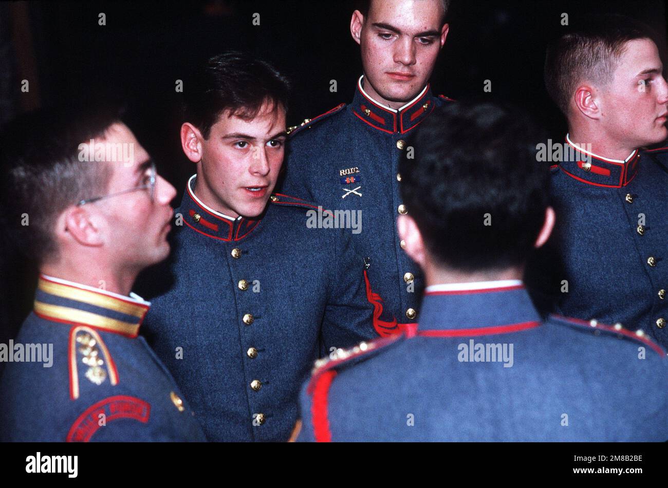 Les cadets discutent à l'un des événements du jour de l'inauguration de George H.W. Bush, Président des États-Unis en 41st. Base: Washington État: District de Columbia (DC) pays: Etats-Unis d'Amérique (USA) Banque D'Images