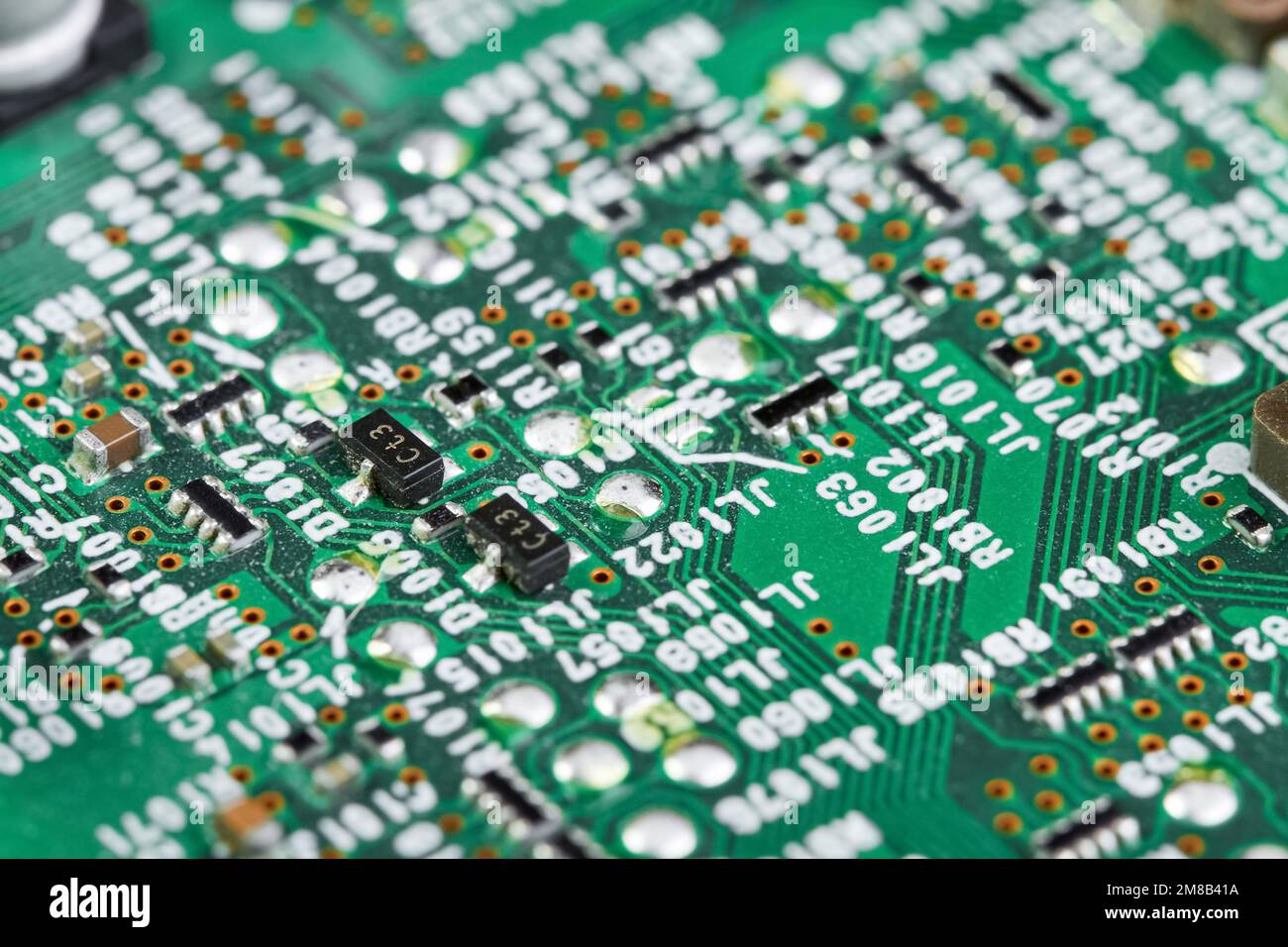Résistances, condensateurs, transistors sur une carte de circuit imprimé d'ordinateur électronique Banque D'Images