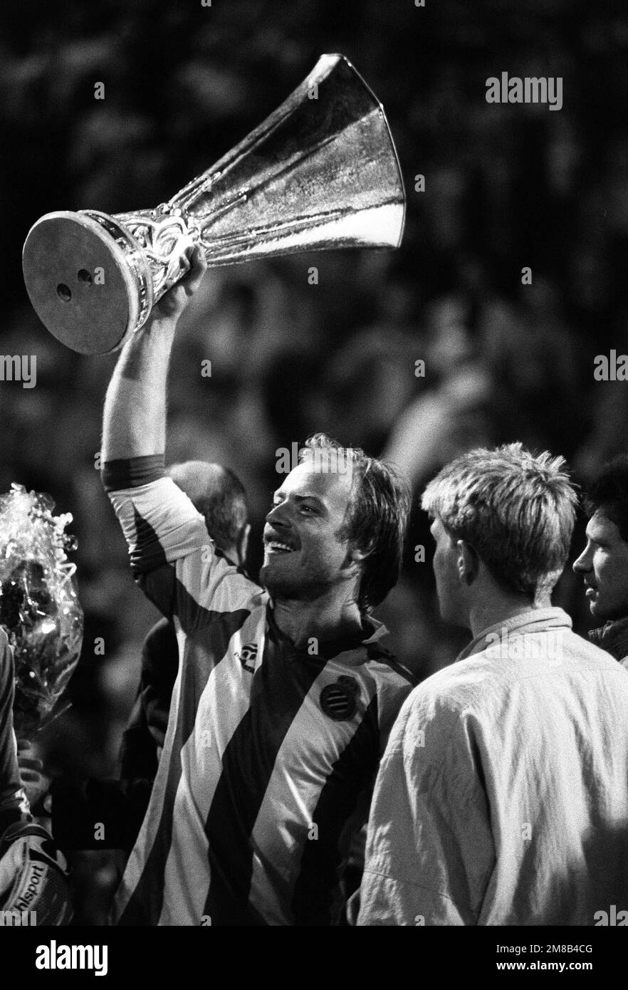 ARCHIVE PHOTO: Klaus Taeuber fête son anniversaire 65th sur 17 janvier 2023, 04SN Taeuber 180588SP.jpg Klaus TAEUBER, Allemagne, football, Bayer 04 Leverkusen, jubilation avec la coupe UEFA, noir et blanc, finale de LA COUPE UEFA de football HF 1988 Bayer 04 Leverkusen - Espanol BARCELONE 6-2 le 05/18/1988 Banque D'Images