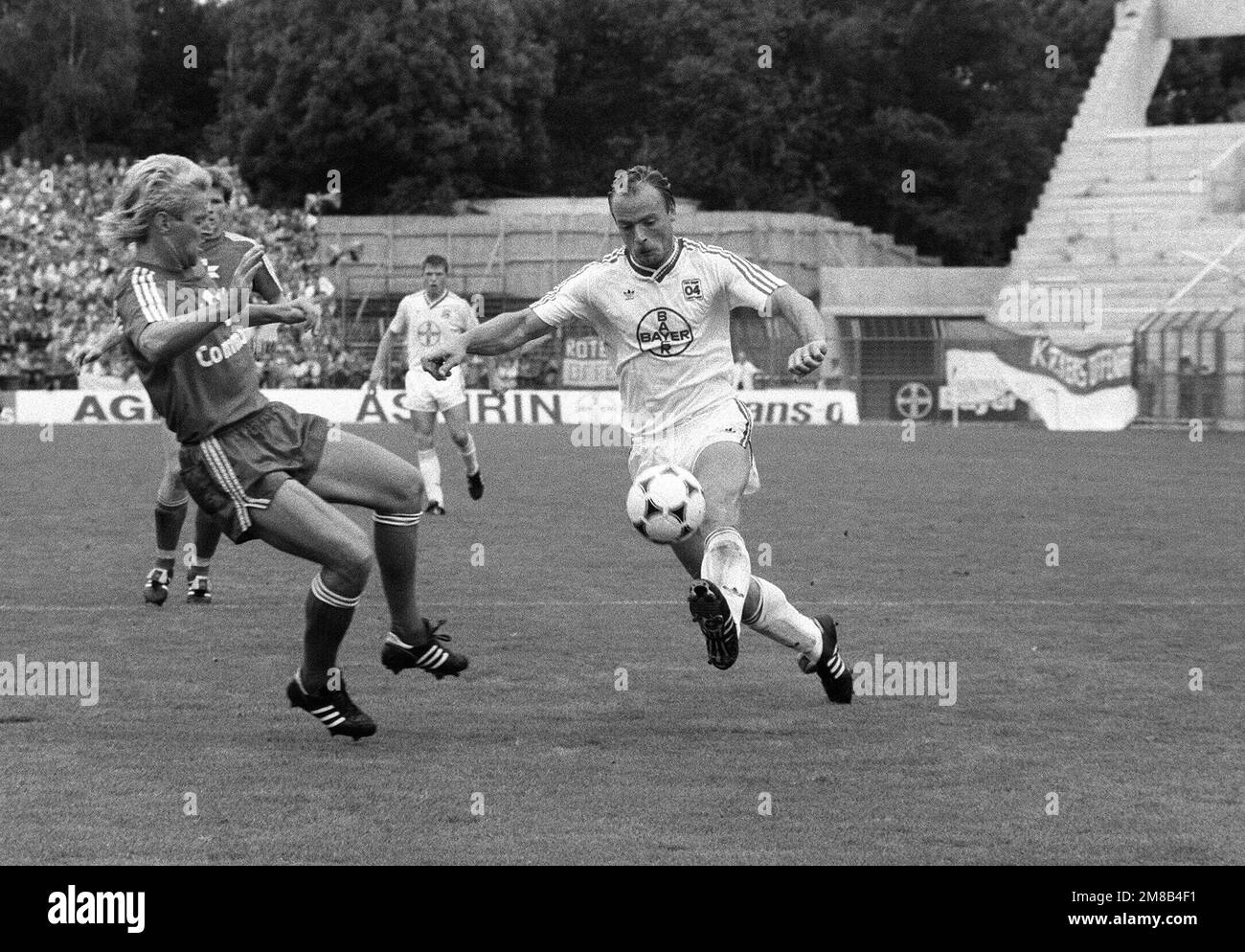 ARCHIVE PHOTO: Klaus Taeuber fête son anniversaire 65th sur 17 janvier 2023, 03SN Taeuber 020988SP.jpg Klaus TAEUBER, Allemagne, football, Bayer 04 Leverkusen, simple action, action contre Norbert Nachtweih gauche. (FCB), n/b, QF Soccer Bundesliga Bayer 04 Leverkusen - FC Bayern Munich 1:1 sur 3 septembre 1988 Banque D'Images