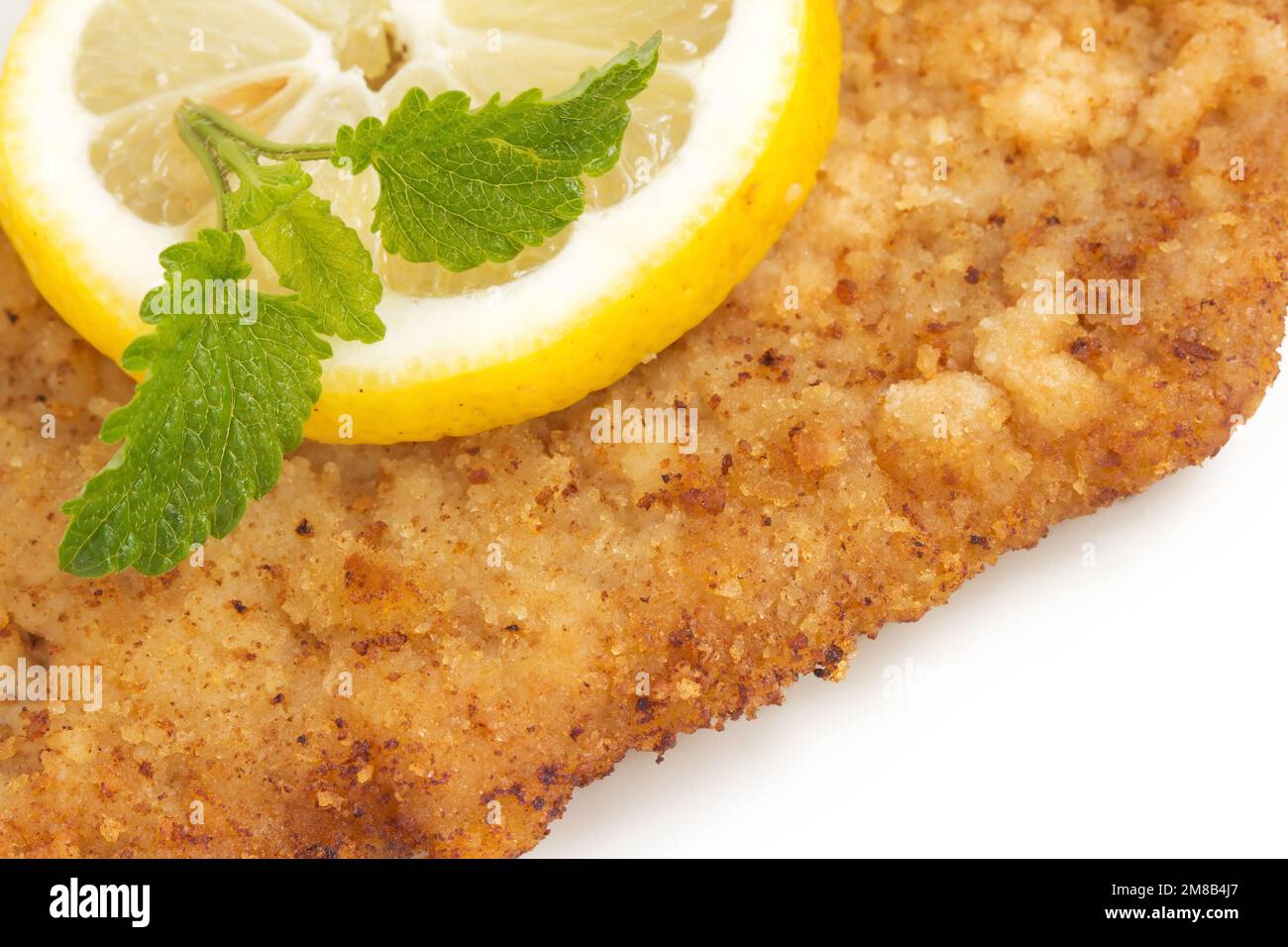 Schnitzel viennois aux feuilles de citron et de baume de citron Banque D'Images