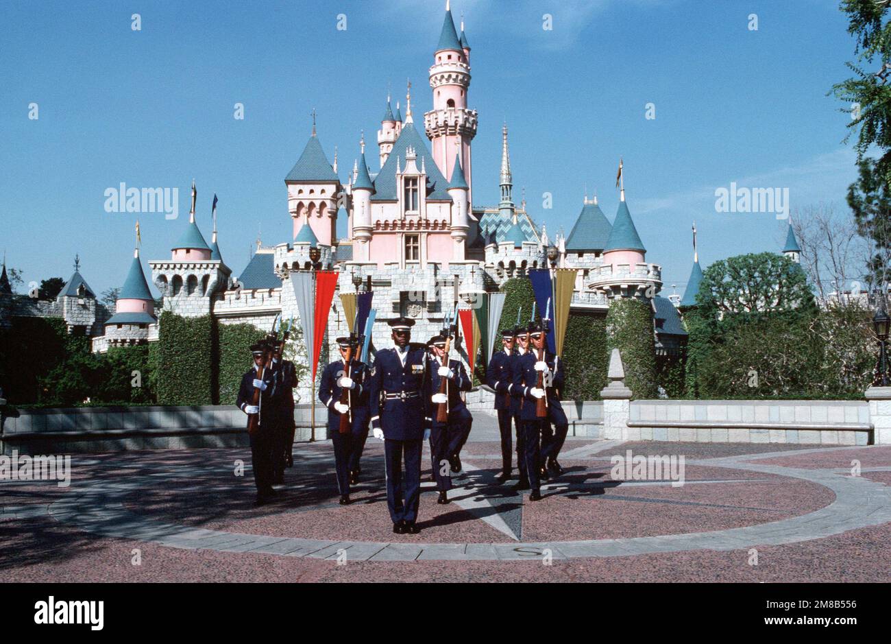 Membres des États-Unis La Garde d'honneur Air Force porte des fusils de calibre M-1 .30 lorsqu'ils se présentent à Disneyland lors d'un hommage en mémoire de l'équipage de la navette spatiale Challenger. Les sept membres de l'équipe Challenger ont été tués dans une explosion quelques minutes après le décollage de 28 janvier 1986. Base : Anaheim État : Californie (CA) pays : États-Unis d'Amérique (USA) Banque D'Images