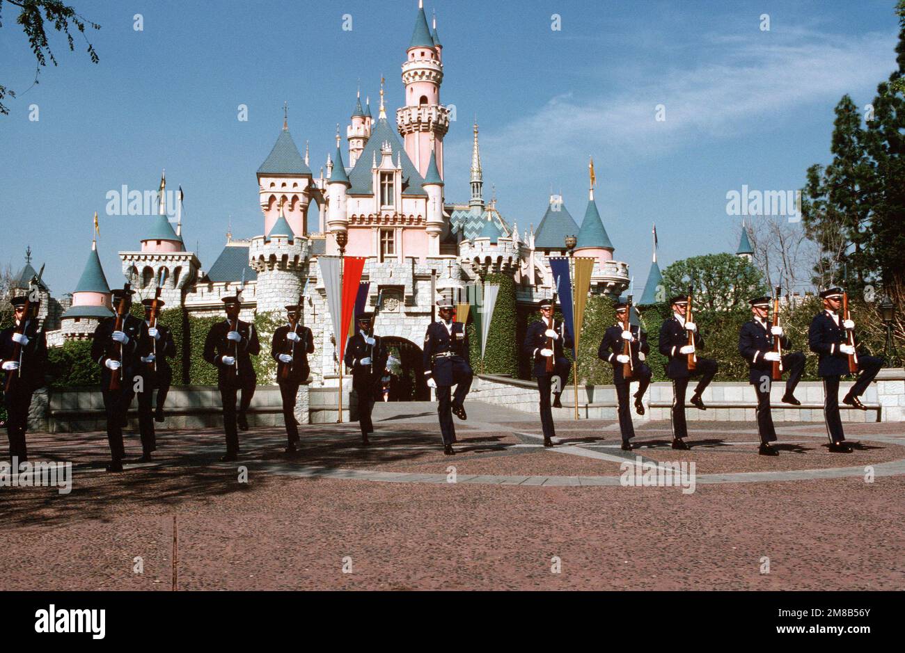 Membres des États-Unis La Garde d'honneur Air Force porte des fusils de calibre M-1 .30 lorsqu'ils se présentent à Disneyland lors d'un hommage en mémoire de l'équipage de la navette spatiale Challenger. Les sept membres de l'équipe Challenger ont été tués dans une explosion quelques minutes après le décollage de 28 janvier 1986. Base : Anaheim État : Californie (CA) pays : États-Unis d'Amérique (USA) Banque D'Images