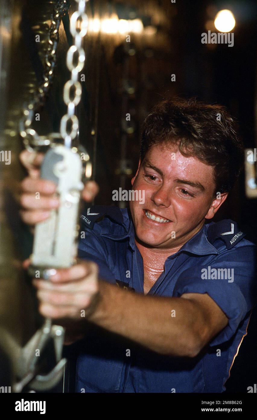 Un aviateur australien déchaîne un véhicule Land Rover du Groupe d'assistance à la transition des Nations Unies (UNTAG) dans la soute d'un avion de transport aérien militaire US 60th Wing C-5A Galaxy pendant l'opération DISTRICT ÉLECTORAL. Le C-5 transporte un contingent de Royal Australian Engineers pour aider les forces de maintien de la paix du GANUPT à préparer les élections de novembre 1989 et l'indépendance de la Namibie. Objet opération/série : CIRCONSCRIPTION ÉLECTORALE base : RAAF Richmond pays : Australie (AUS) Banque D'Images