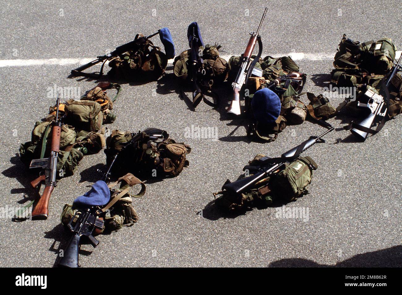 Les fusils australiens L-1A1 et M-16A1 reposent sur le sol avec l'équipement des troupes australiennes servant dans le Groupe d'assistance à la transition des Nations Unies (GANUPT) pendant l'opération DU DISTRICT ÉLECTORAL. Le GANUPT effectuera des tâches de maintien de la paix et surveillera les élections de novembre 1989 et l'indépendance de la Namibie. Objet opération/série: CIRCONSCRIPTION électorale base: Windhoek pays: Namibie (NAM) Banque D'Images