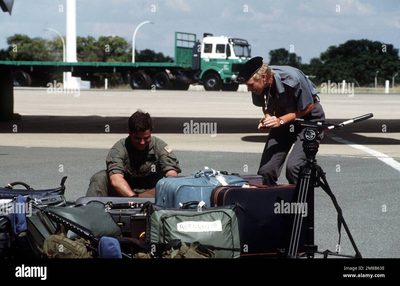 Un membre des Forces spéciales namibiennes échange des patches avec un policier de sécurité de l'armée de l'air américaine qui sert pendant l'opération DU DISTRICT ÉLECTORAL dans le Groupe d'assistance à la transition des Nations Unies (GANUPT). Le GANUPT effectuera des tâches de maintien de la paix et surveillera les élections de novembre 1989 et l'indépendance de la Namibie. Objet opération/série: CIRCONSCRIPTION électorale base: Windhoek pays: Namibie (NAM) Banque D'Images