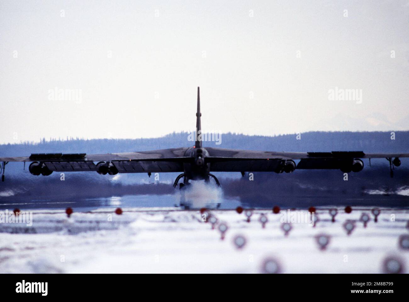 Un B-52H StratoFortress atterrit sur la base après une mission de bombardement pendant l'exercice stratégique de commandement aérien Giant Warrior '89. Sujet opération/série: GUERRIER GÉANT '89 base: Eielson Air Force base État: Alaska (AK) pays: États-Unis d'Amérique (USA) Banque D'Images