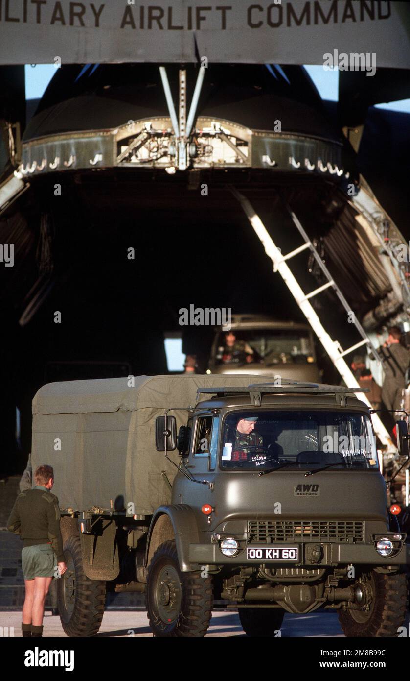 Un camion 4x4 de British Bedford est déchargé d'un aéropont militaire Galaxy C-5B à la base logistique de Grootfontein. Les camions et autres équipements transportés par la Galaxie seront utilisés par les troupes finlandaises des Nations Unies agissant comme force de maintien de la paix en Namibie. Pays: Namibie (NAM) Banque D'Images