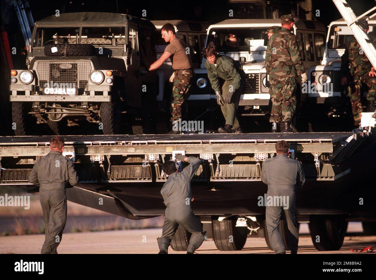 Les hommes d'équipage au sol se préparent à prolonger la rampe de nez d'un aéronef Galaxy C-5B du Commandement du transport aérien militaire en préparation au déchargement des troupes terrestres britanniques à la base logistique de Grootfontein. L'équipement sera utilisé par les troupes finlandaises des Nations Unies qui serviront de force de maintien de la paix en Namibie. Pays: Namibie (NAM) Banque D'Images