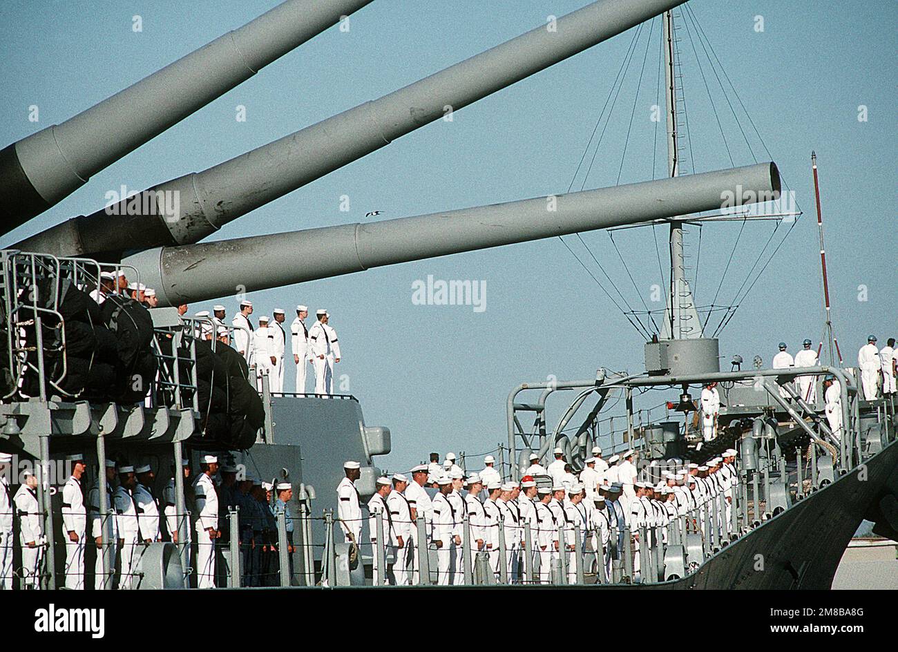 Les canons de 16 pouces à bord du cuirassé USS IOWA (BB-61) menacent les membres de l'équipage qui serrent les rails lorsque le navire retourne au port d'origine. Une explosion dans la tourelle de canon n° 2 16-inch qui a tué 47 membres d'équipage sur 19 avril alors que l'IOWA effectuait des exercices d'artillerie routiniers à environ 300 miles au nord-est de Porto Rico. Base: Norfolk État: Virginie (va) pays: États-Unis d'Amérique (USA) Banque D'Images