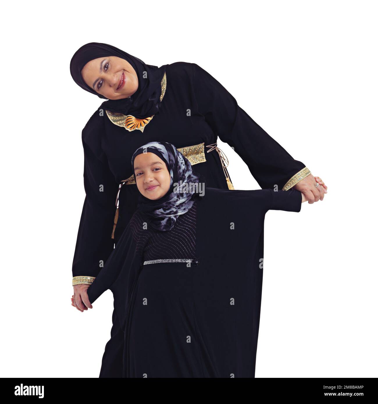 Grand-mère musulmane, fille et portrait de famille d'une femme islamique et musulmane avec un enfant heureux. Isolé, fond blanc et enfant avec bonheur Banque D'Images
