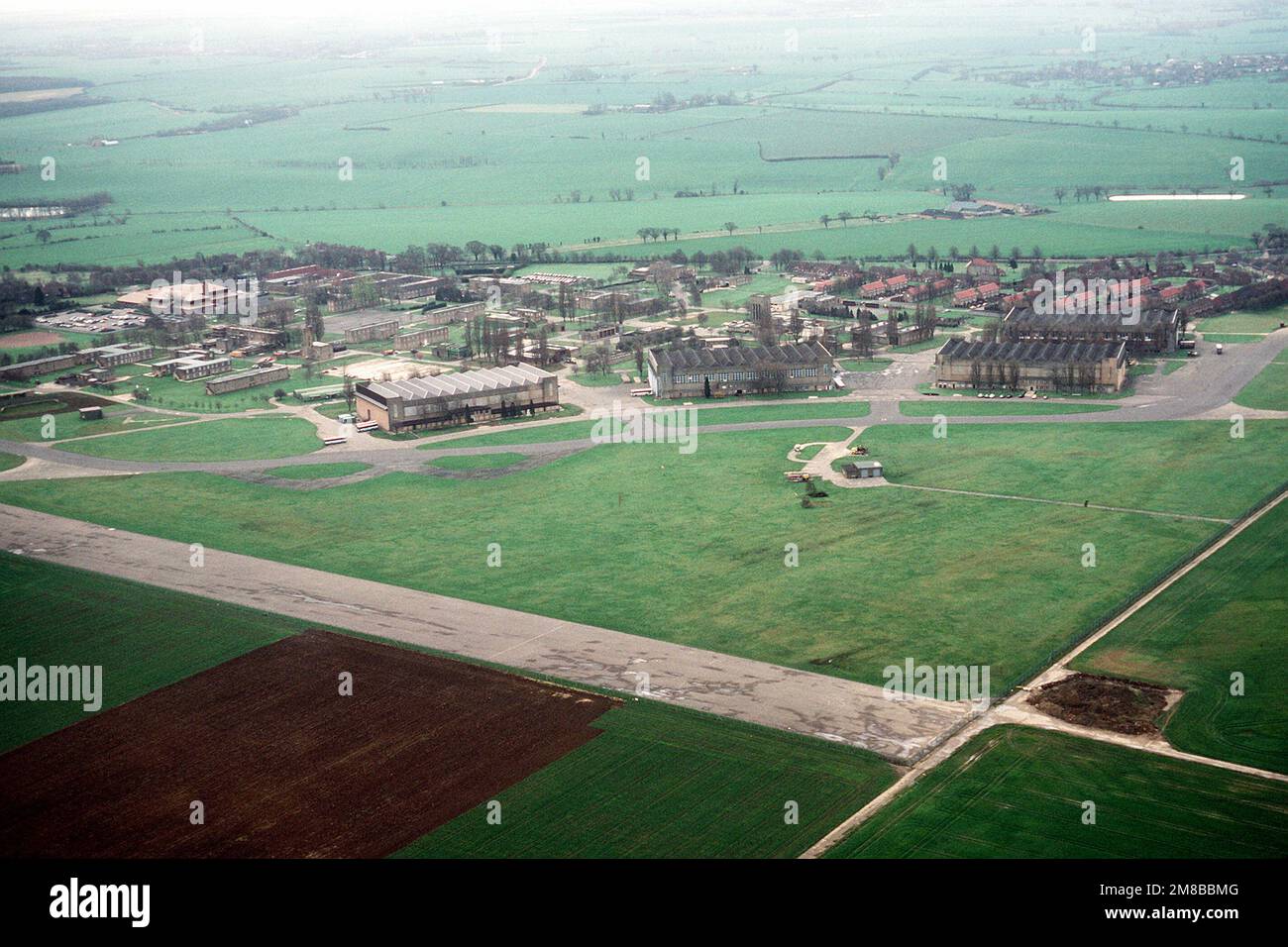 Vue aérienne d'une partie de la base et de la zone environnante. Les 608th États-Unis Air Force Contingency Hospital, États-Unis Air Force Europe (USAFE), est situé à Upwood. Le 7028th School Squadron, USAFE, est également basé à Upwood, où il dirige la 3rd Air Force's non-commissionnable Officer Academy (NCO) et la NCO leadership School. Base: RAF Upwood pays: Angleterre / Grande-Bretagne (ENG) Banque D'Images