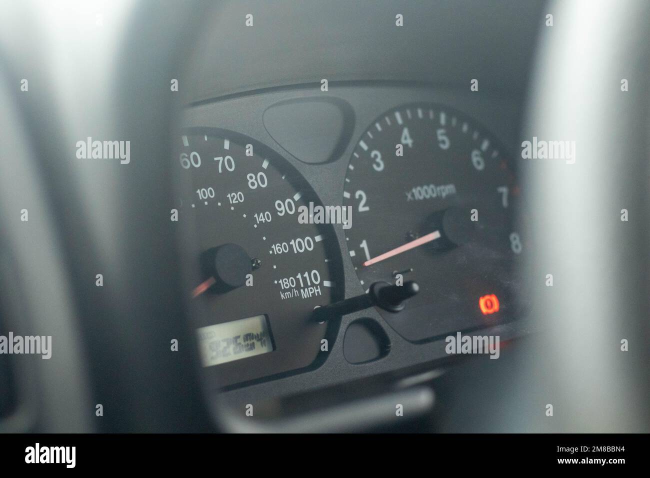 intérieur du tableau de bord du compteur de vitesse d'une voiture Banque D'Images