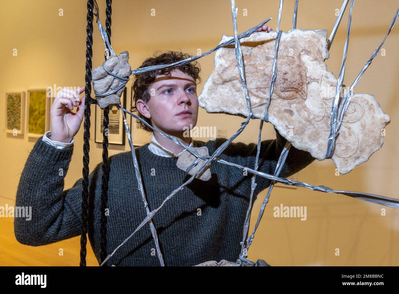 Edinburgh, Royaume-Uni. 13 janvier 2023 photo : Tom Hutton, membre du personnel de L à R RSA avec Aggregate, une œuvre de Paige Silverman, lauréat du prix 2021. La Royal Scottish Academy présente les nouveaux travaux des lauréats des prix de voyage RSA Barns-Graham 2020 et 2021, Natasha Jensen et Paige Silverman, en plus de partager les travaux actuels des lauréats précédents et de tracer le développement de leur pratique dans les années intermédiaires. Parallèlement, une exposition de l'œuvre de William Littlejohn, dans New Light. Les expositions ont lieu au RSA à Édimbourg du 14 janvier au 1 mars 2023. Crédit : Rich Dyson/Alamy Banque D'Images