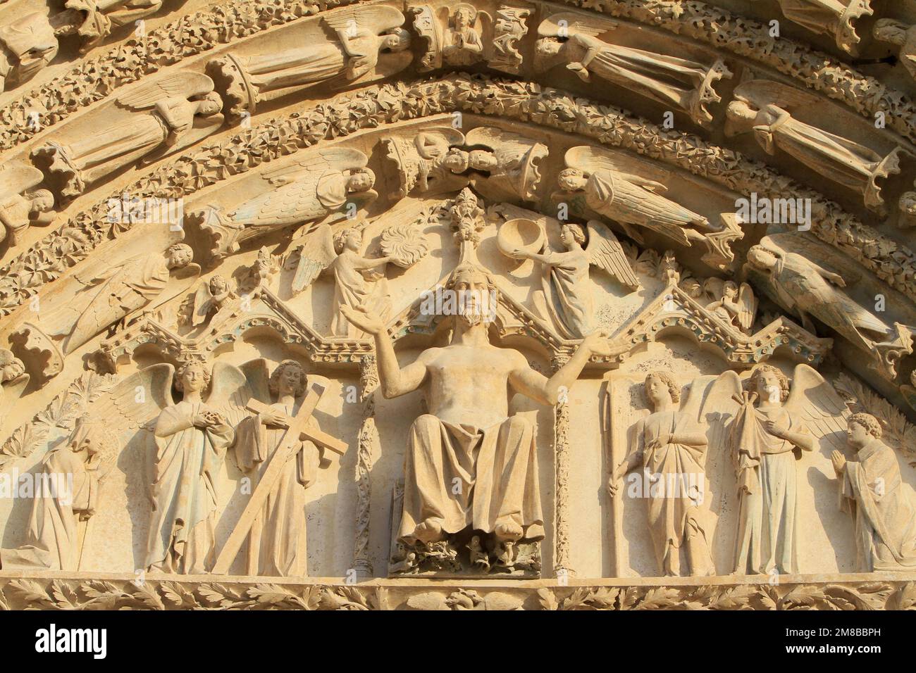 Le Christ assis sur un cône. Le Jugement Denier. Tympan du portail central de la façade ouest de la cathédrale Saint-Etienne. Bourges. Cher. Centre. Banque D'Images