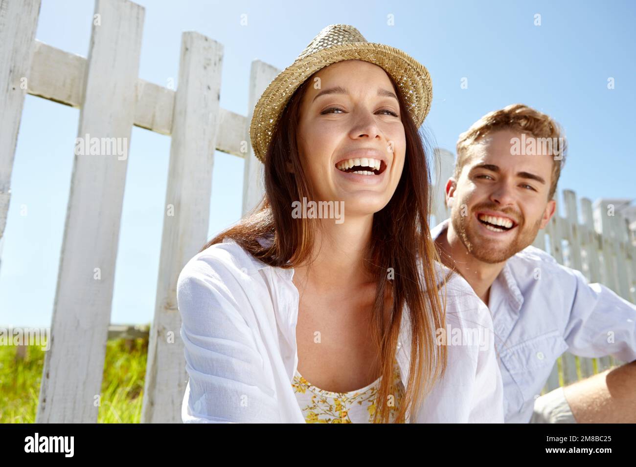 Portrait, amour et rendez-vous avec un couple dans le parc pendant les vacances d'été ou de vacances ensemble dans la nature. Printemps, jardin et détente avec un homme et une femme Banque D'Images